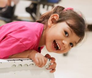 Niña sonriendo feliz tratada con amor y respeto