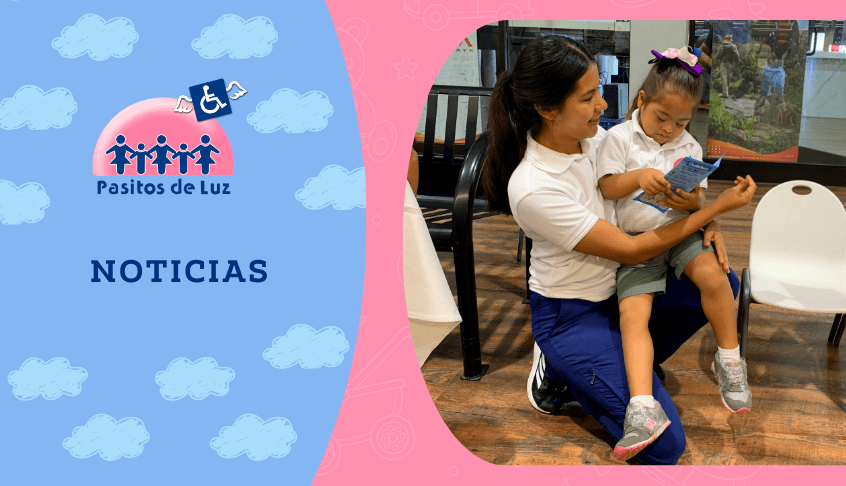 Maestra y Niña viendo folleto de Pasitos de Luz. Conoce las noticias